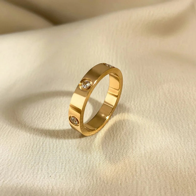 MONA™ – Sleek, Modern Gold Ring for Everyday Elegance
