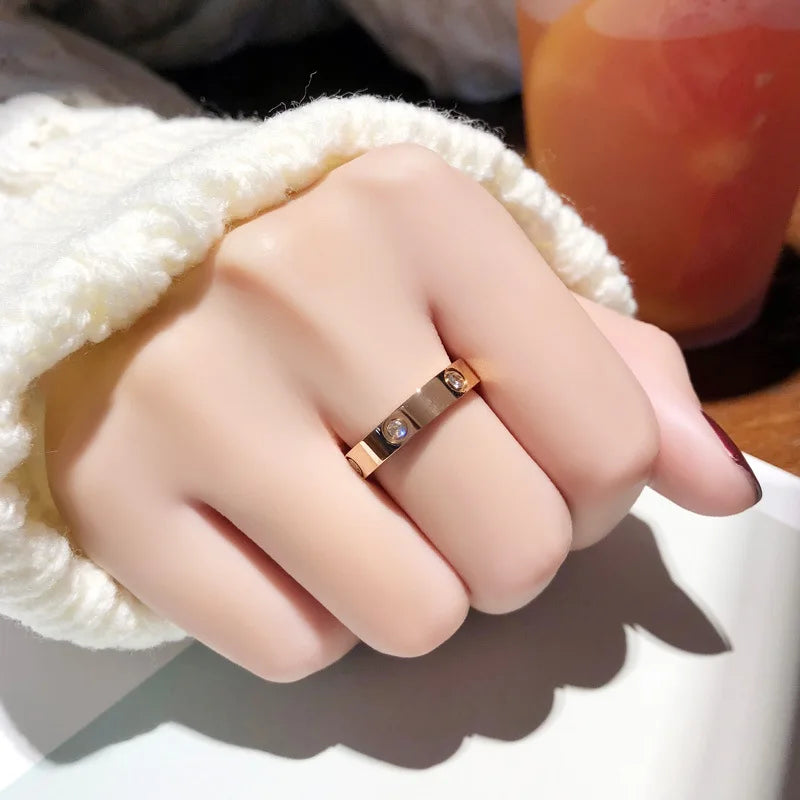 MONA™ – Sleek, Modern Gold Ring for Everyday Elegance
